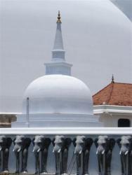 Anuradhapura - dagoba Ruvanvelisaya stuppa angle