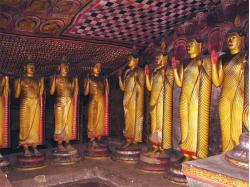 Dambulla - quelques une des 53 statues de Bouddha