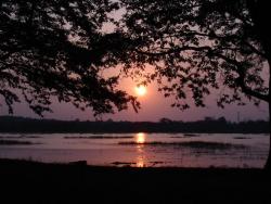 Coucher de soleil sur le lac de l`hotel Chaana